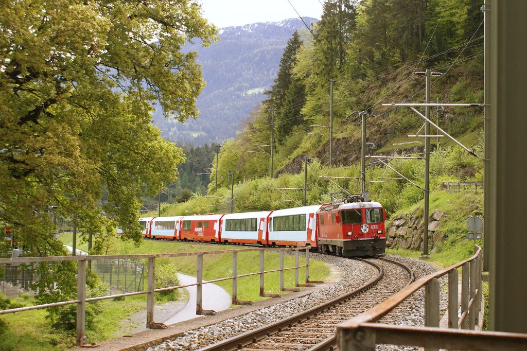 Ge 4/4 II 628 erreicht mit dem Glacier Express St. Moritz - Zermatt die Vorderrheinbrcke bei Reichenau. 
11. Mai 2010 
(Hinweis zum Fotografenstandort: Ich stand auf dem ffentlichen Wanderweg bergang der Vorrheinbrcke)