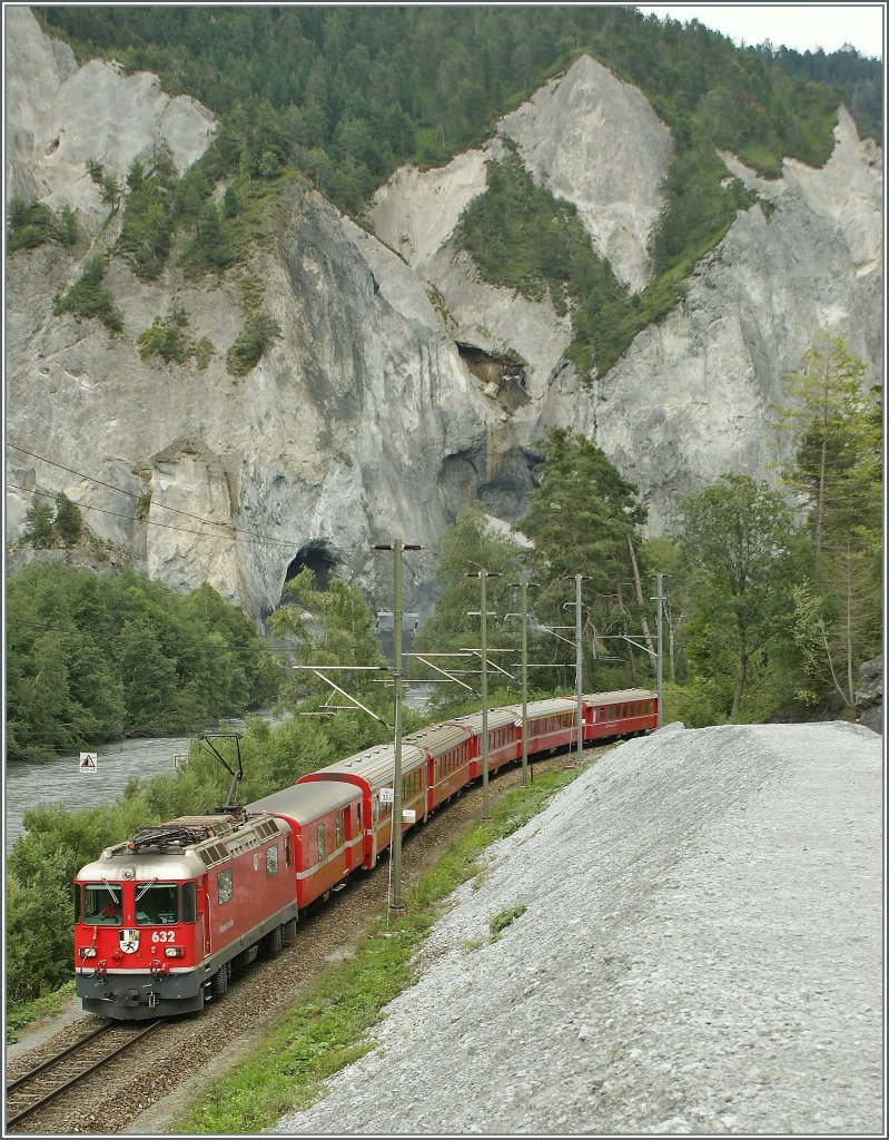 Ge 4/4 II 632 mit dem RE 1236 am 13. August 2010 kurz nach Versam Safien auf der Fahrt nach Disentis.
