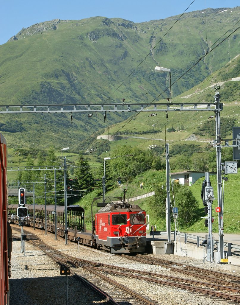 Ge 4/4 mit ihrem Autozug in Realp. 19.07.2010