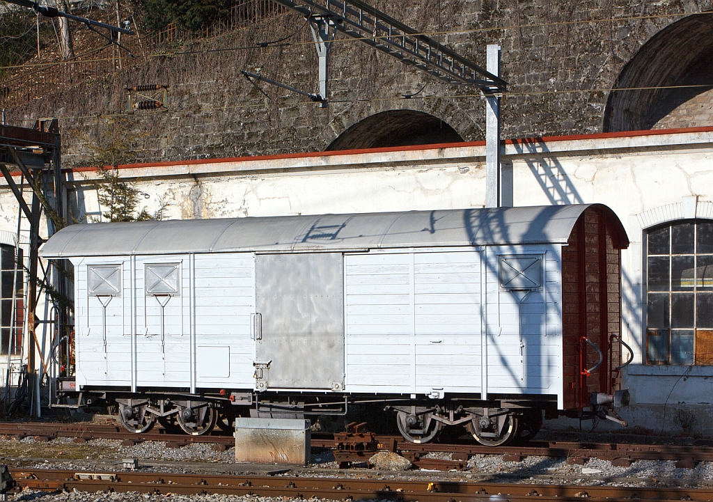 Gedeckter 4-achsige Gterwagen Gak 672 der BC (ex GFM, ex tpf), hier in einer Zwischenlakierung abgestellt am 26.02.2012 in Vevey, heute macht Werbung fr die Mueumsbahn Blonay - Chamby.

Der Wagen wurde 1919 von SIG gebaut , hat ein Eigengewicht von 9,8 t und eine Zuladung vom max. 15 t, die zul. Hchstgeschwindigkeit betrgt 65 km/h.