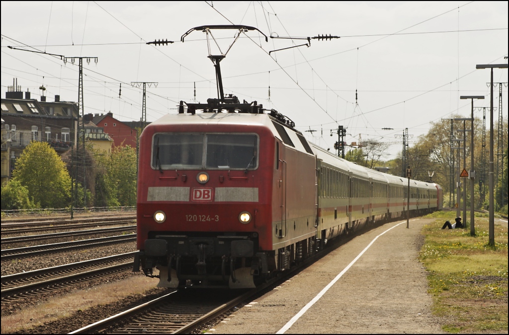 Gegenlicht macht die Fotografie doch erst interessant....120 124 mit IC am 17.04.11 in Kln West. ;)