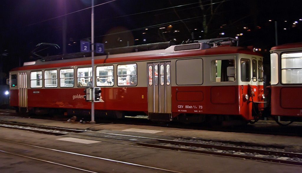 Gepcktriebwagen BDeh 2/4 Nr. 73 der MVR (Transports Montreux–Vevey–Riviera) ex CEV (Chemins de fer lectriques Veveysans) hier am spten Abend des 25.02.2012 im Bahnhof Blonay. Er kommt gerade vom Les Pliades (1.360 m . M.). Der Triebwagen wurde 1969 gebaut, Spurweite 1.000 mm, die Hchstgeschwindigkeit bei Adhsion betrgt 50 km/h und mit Zahnrad 16 km/h.
Aufnahme aus der Hand, BB wollte sie nicht, Euere Meinung