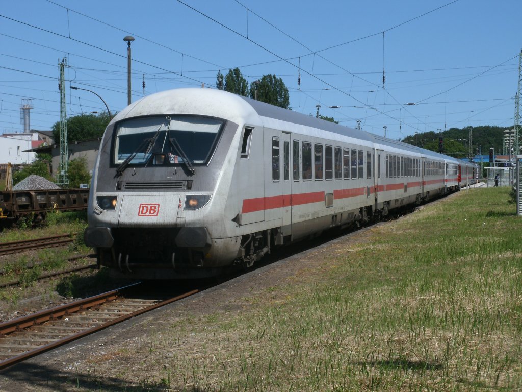 Gerade mal drei IC-Wagen,vom IC 2287 Binz-Hamburg,konnten am 28.Juni 2011 auf Gleis 4 in Bergen/Rgen am Bahnsteig halten.