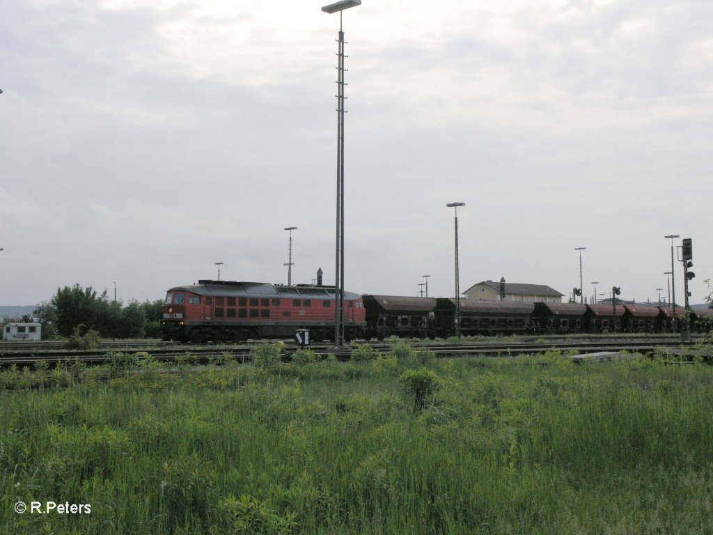 Gesamtansicht von 233 288-0 mit Schotterzug in Schwandorf. 26.05.10