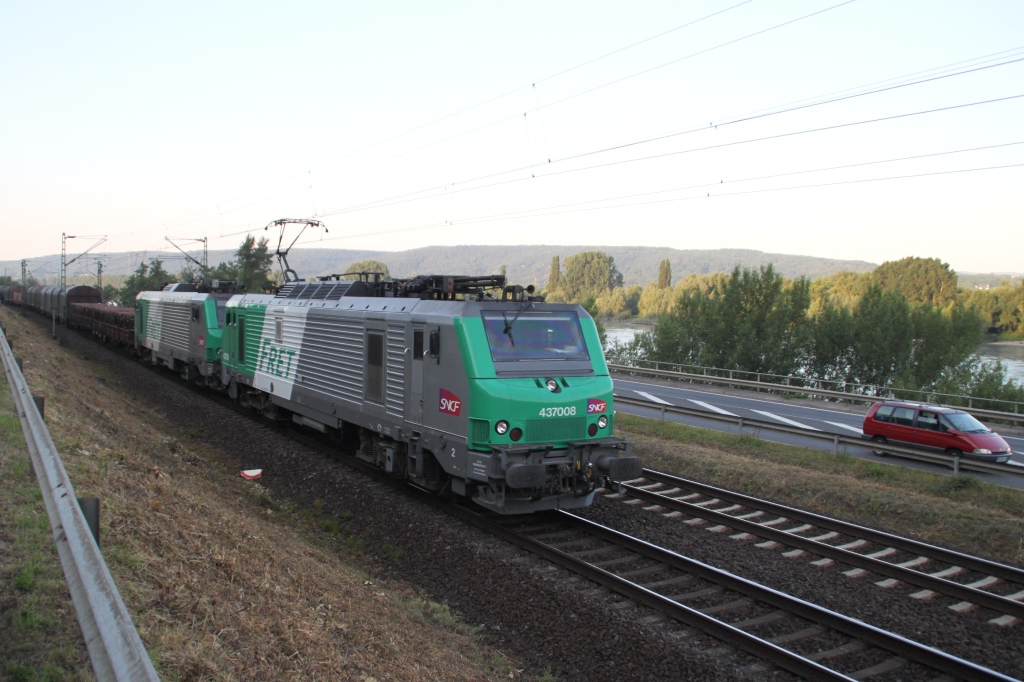 Gestern war ich den ganzen Tag am Rhein. Die Bilder von morgens frh zeig ich euch zuerst. Als aller erstes, ich war gerade aus dem Auto raus und hatte die Kamera fertig, da kamen 437 008 + 437 xxx der SNCF Fret. Und es ging ungefhr so weiter. Von 6-8 kamen die Zge von Sden im Blockabstand. Ich kam nicht dazu, meinen Kaffee zu trinken. 07.07.10 in Linz-Wallen