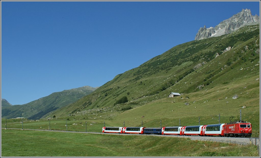 Glacier Express 902 Zermatt - Davos zwischen Realp und Hospental am 19. Juli 2010.