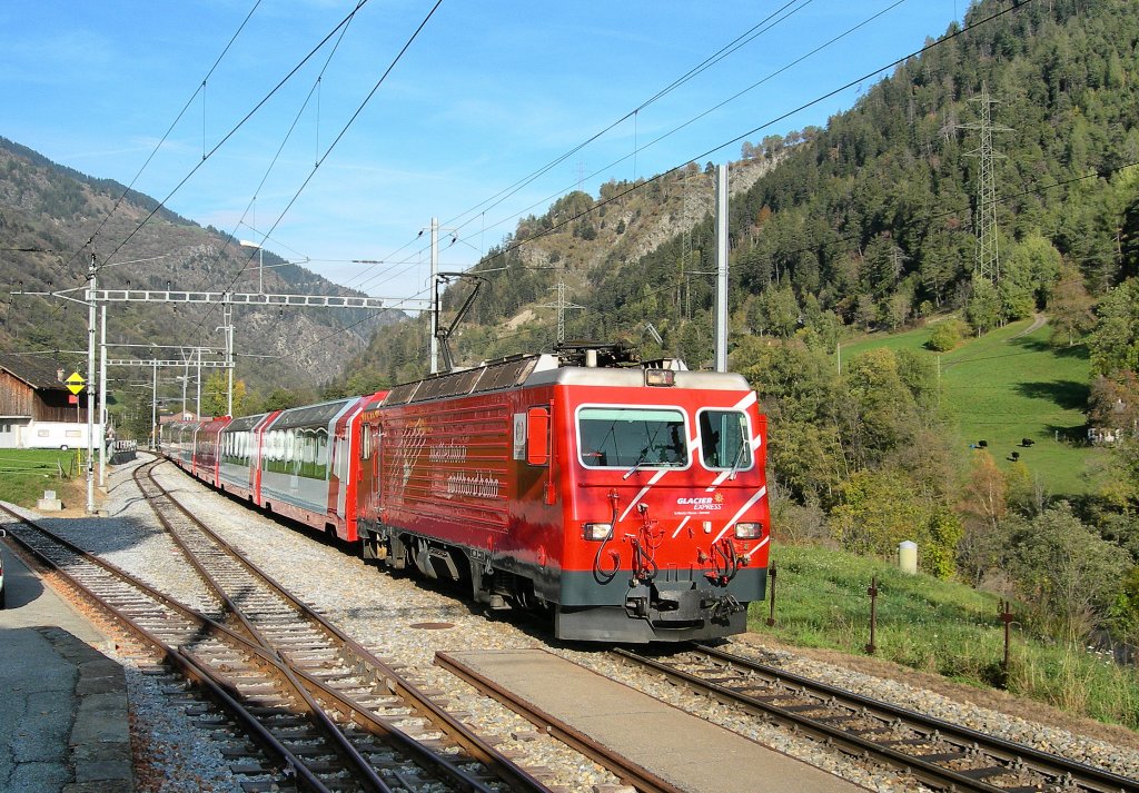 Glacier Express bei der Durchfahrt in Mrel. 
12. Okt. 2007