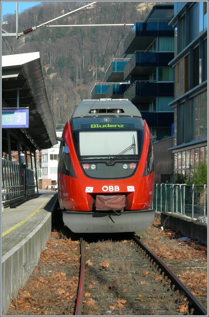 Gleich anschliessend an das Bahnhofsvorfeld von Bregenz befindet sich der  Bahnhof  Bregenz Hafen: ein Durchgangsgleis und ein Kopfgleis. In diesem Kopfgleis steht der 4024 029-3, der hier wendet und um 15.18 nach Bludenz fahren wird.
Das Bild entstand auf dem ffentlichen (und offenen) Bahnbergang zwischen Bodensee und Stadt am 4. Februar 2007.