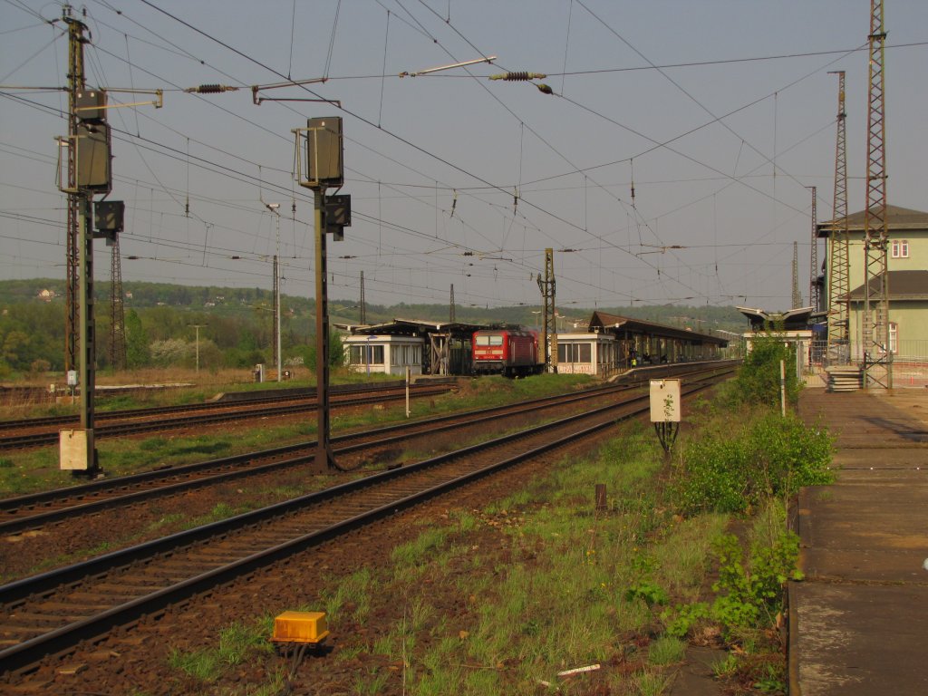 Gleis 1 und 2 in Naumburg (S) Hbf. Dies sind die beiden Hauptgleise der Th�ringer Bahn von Jena und Erfurt nach Halle (S) und Leipzig; 21.04.2011