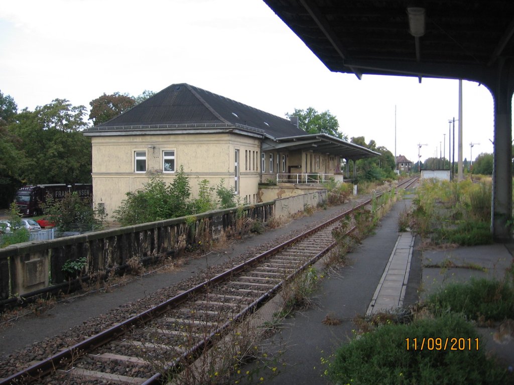 Gleis 1 mit Blick in Richtung Gera in Zeitz. Im Hintergrund erkennt man noch das sich in Betrieb befindliche Stellwerk W8; 11.09.2011 (Foto: Hans Grau)