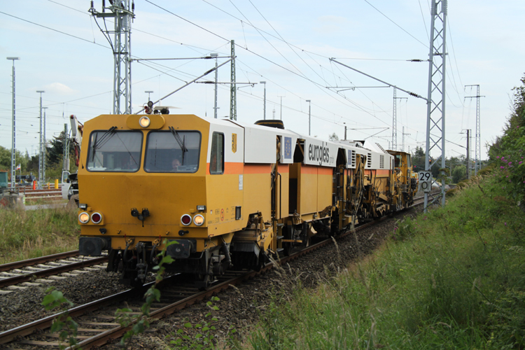 Gleis-Richt und Stopfmaschine bei der Einfahrt im Rostocker Hbf.20.09.2011