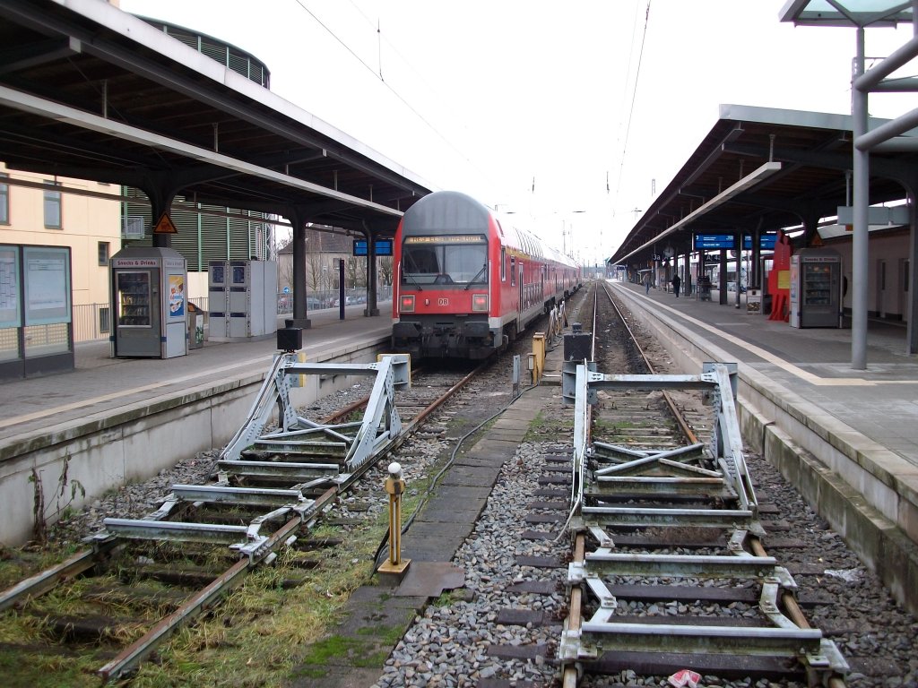 Gleise 2 und 3 in Stralsund am 18.Januar 2011.Auf Gleis 2 der RE 18313 Stralsund-Elsterwerda.