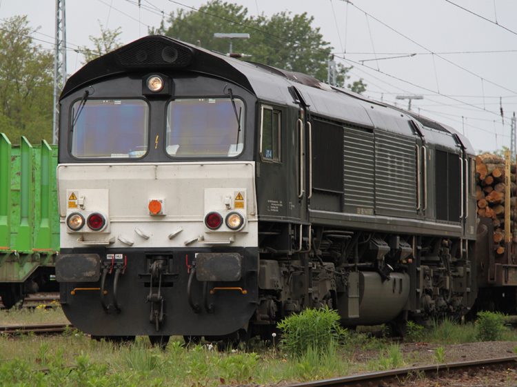 Groe Mietzekatze(Class 66)266 114-8 von MRCE im Bahnhof Rostock-Bramow.(18.05.2011)