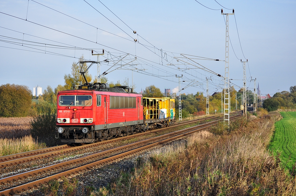 Groe berraschung:Die 155 073 stand seit knapp 3 Monaten z in Rostock-Seehafen und harrte der Dinge die da kommen.Am 19.10.2012 ist sie allerdings wieder in Diensten von DB-Schenker und bringt einen Wagen nach Btzow .Geknipst in Sildemow.