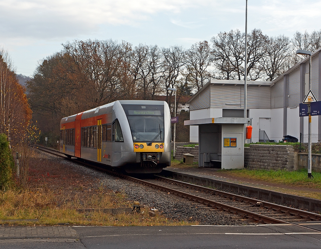 GTW 2/6 der Hellertalbahn kommt von Betzdorf/Sieg mit Fahrtrichtung Neunkirchen, hier am 20.11.2011 am Haltepunkt Grünebacherhütte.