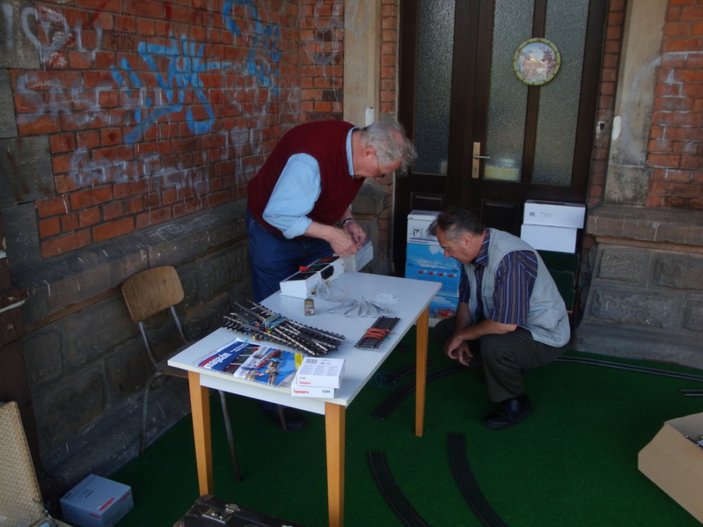 G�nther und seine rechte Hand beim aufbauen der Modellbahnanlage f�r das 6. Unstrutbahnfest in Ro�leben; 28.08.2011