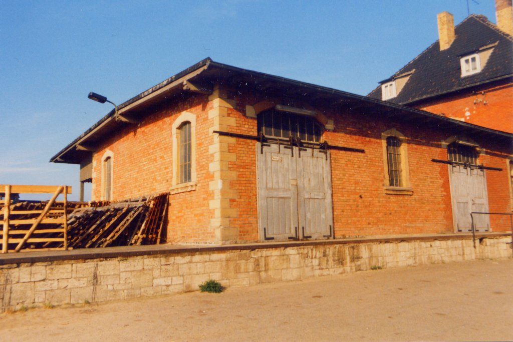 G�terabfertigungsgeb�ude im Bf Laucha; 1988 (Foto: G�nther G�bel)