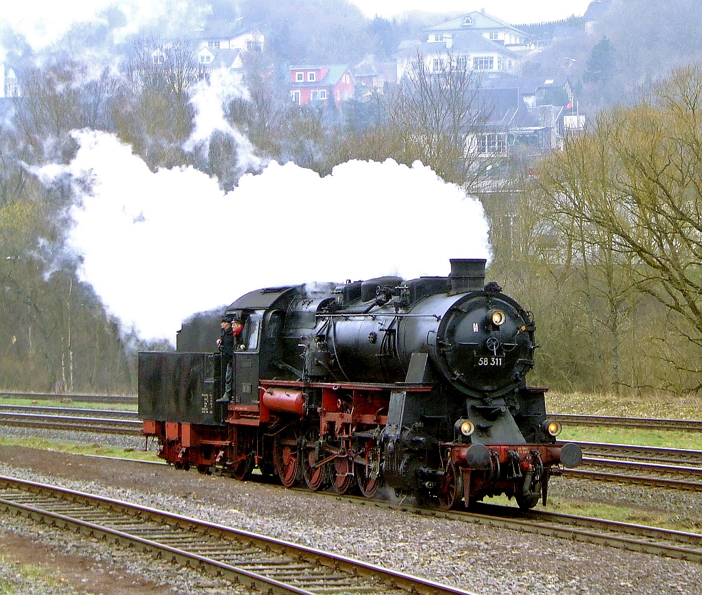 Gterzuglok 58 311 (bad. G12) am 03.04.2010 beim Dampfspektakel in Gerolstein.
ber 90 Jahre hat die im Jahr 1921 von der Maschinenbaugesellschaft Karlsruhe unter Fabriknummer  2153 gebaute 58 311 schon auf dem Buckel, rund 80 Jahre davon war sie, abgesehen von ein paar Jahren Standzeit im Museum, stndig in Betrieb ! Whrend die Deutsche Bundesbahn schon 1953 auf ihre letzten 58 verzichten konnte, waren die Maschinen in der DDR bis 1977 im Einsatz. Die gedrungene, bullig wirkende Gterzuglokomotive erreichte zwar nur eine Hchstgeschwindigkeit von 65 km/h, mit ihrem Dreizylindertriebwerk verfgte sie aber bergengend Leistung (1.540 PS) fr schwere Gterzge im Bergland.