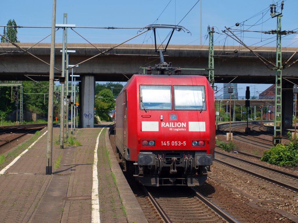 Hamburg-Harburg ohne BR.145 geht einfach nicht. Als Beispiel hier 145 053-5 als LZ fahrt durch HH-Harburg am 24.6