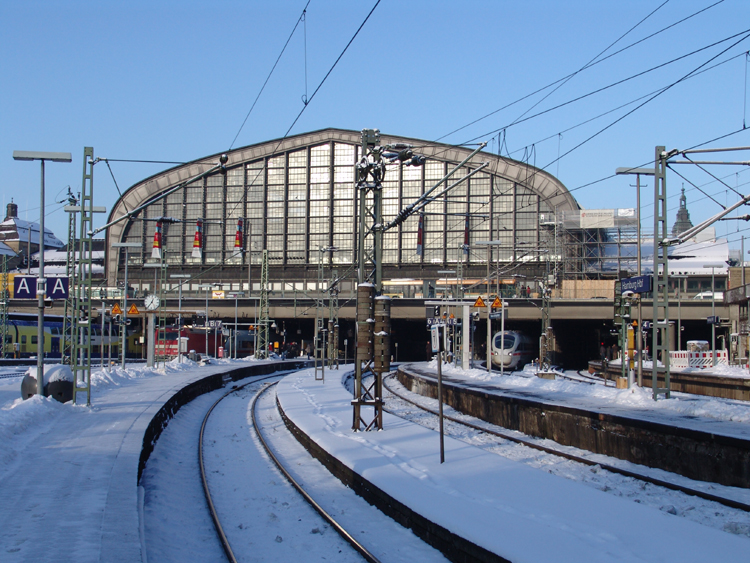 Hamburg Hbf am 18.12.10 recht´s steht ICE38/ICE381 von 
Koebenhavn und Aarhus Richtung Berlin Gesundbrunnen.