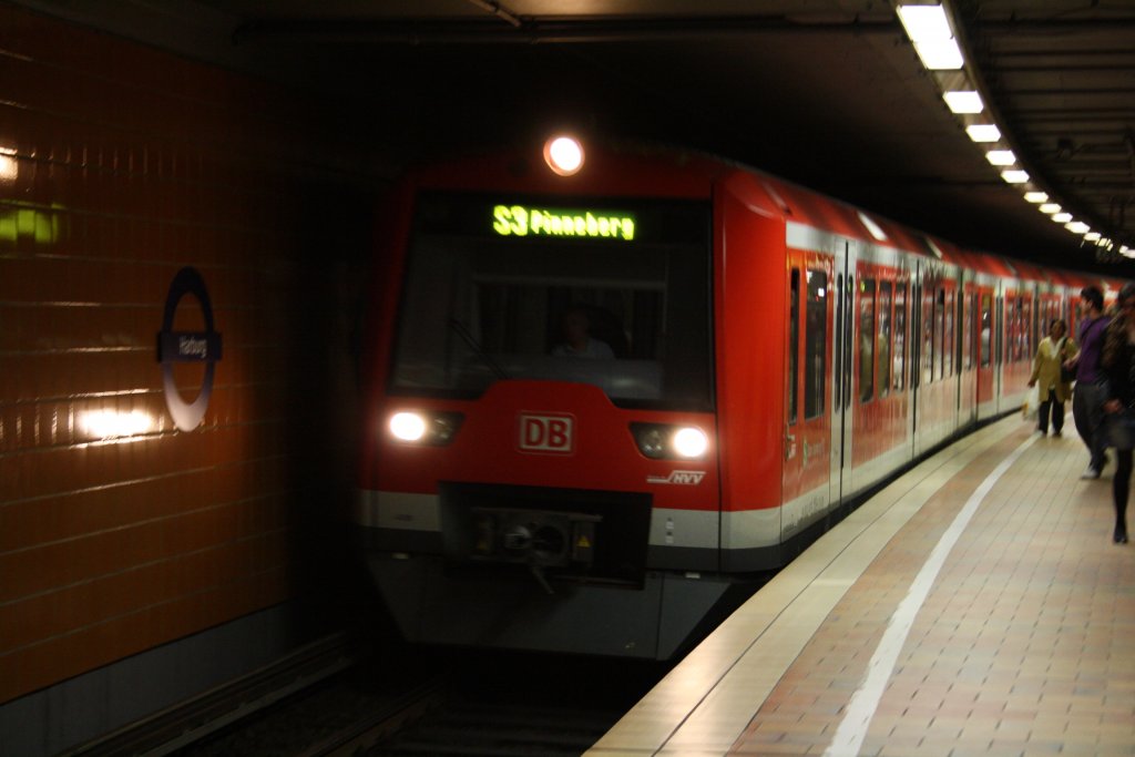 Hamburger S Bahn Line S nach Pinneberg AM 11.06.2011
in Hamburg Harburg