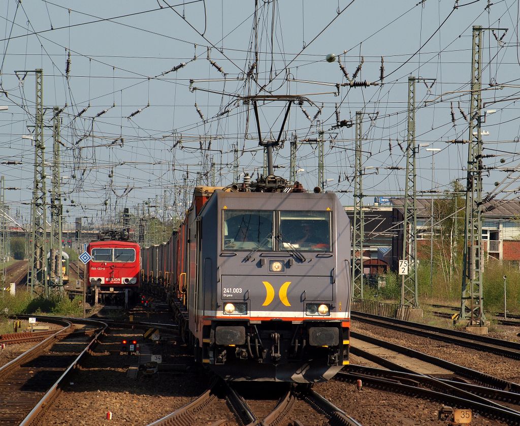 Hectorrail's 241.003  Organa  rumpelte mit einem  Van-Dieren  durch Neumnster am 21.4.11.