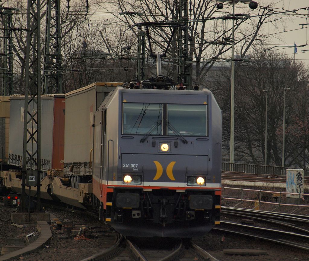 Hectorrail's 241.007  BOND  durchfuhr mit einem  Van-Dieren  den Hamburger HBF am 12.3.