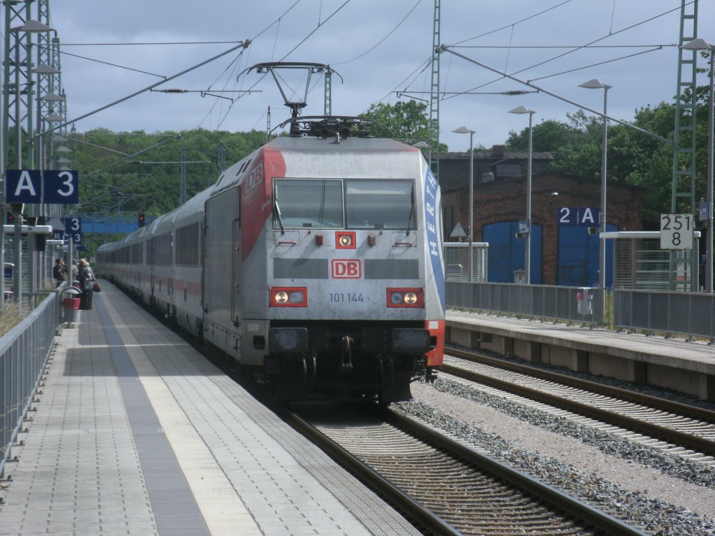 Hertha 101 144-4 mit dem IC 2213 Binz-Stuttgart,am 01.Juni 2012,beim Halt in Bergen/Rgen.