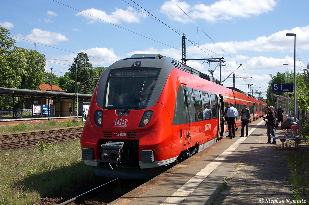 Heute (14.05.2012) fuhren auf der RB21 Wustermark - Potsdam Griebnitzsee zum ersten mal die Talent 2 Triebwagen im Regelbetrieb. Es waren die 442 122/622, 442 125/625 & 442 126/626 es sind ersten drei ausgelieferten Talent 2 an DB Regio AG - Region Nordost. 442 125/625 & 442 122/622 haben ihre Jungfernfahrt absolviert und stehen in Potsdam Griebnitzsee als RB21 (RB 18664) nach Wustermark. 442 122/622 fuhr nur zwischen Golm und Potsdam Griebnitzsee hin und her. Funk und TV war auch dabei. 14.05.2012