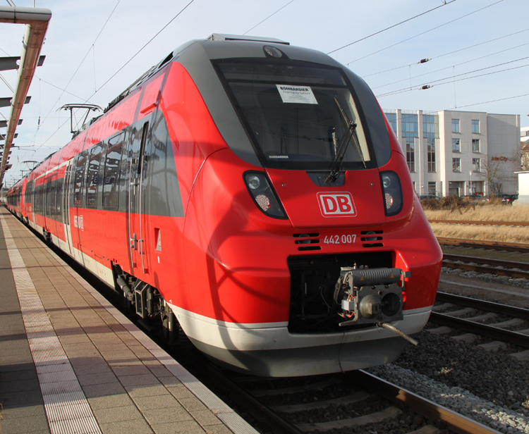 Heute war es wieder soweit aktuell stehen in Rostock 6xvierteilige+2x zweiteilige Hamster 442 007 auf Testfahrt von Henningsdorf nach Langenhagen kurz nach der Ankunft im Rostocker Hbf.23.02.2012