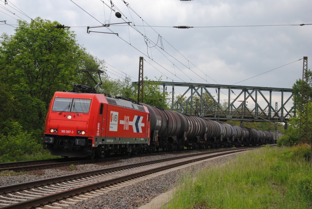 HGK 185 587-3 mit Kesselwagen Richtung Bad K�sen, am 24.05.2013 in Naumburg Hbf. (Foto: dampflok015)