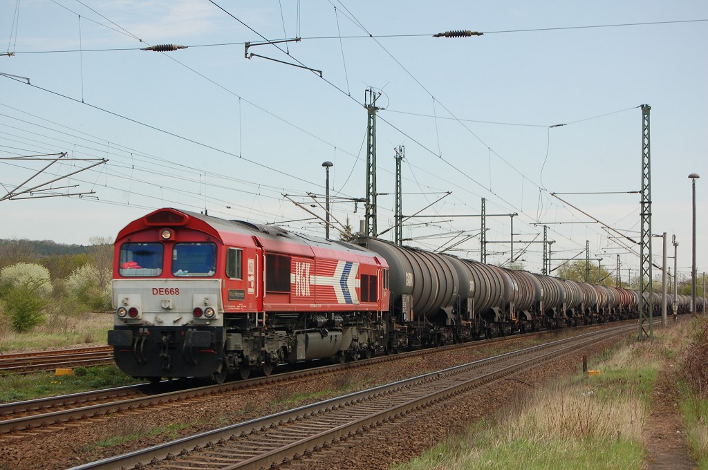 HGK DE 668 mit Kesselwagen vermtutlich von Gro�korbetha nach Emleben, am 27.04.2012 in Naumburg Hbf. (Foto: dampflok015)