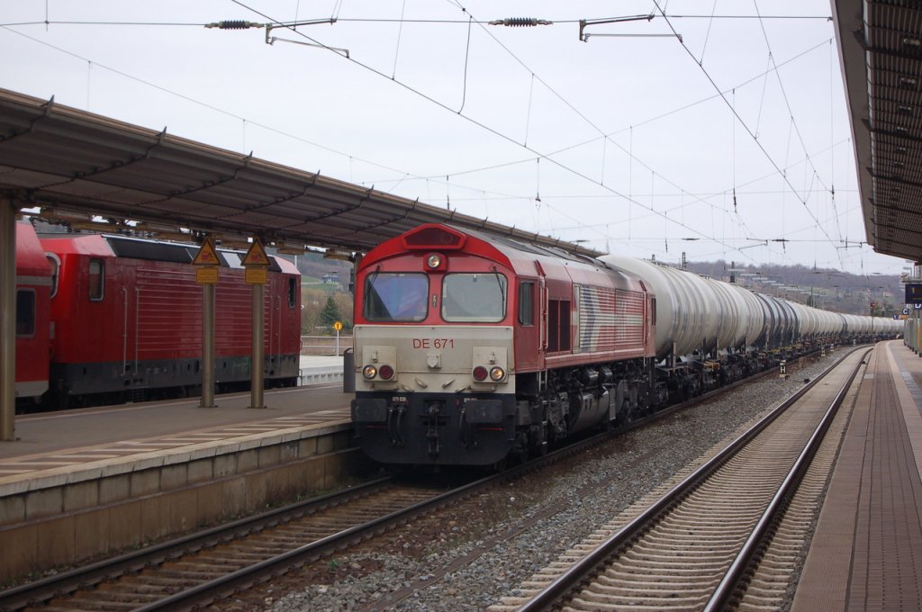 HGK DE 671 mit Kesselwagen Richtung Gro�heringen, am 19.04.2013 in Naumburg Hbf. (Foto: dampflok015)