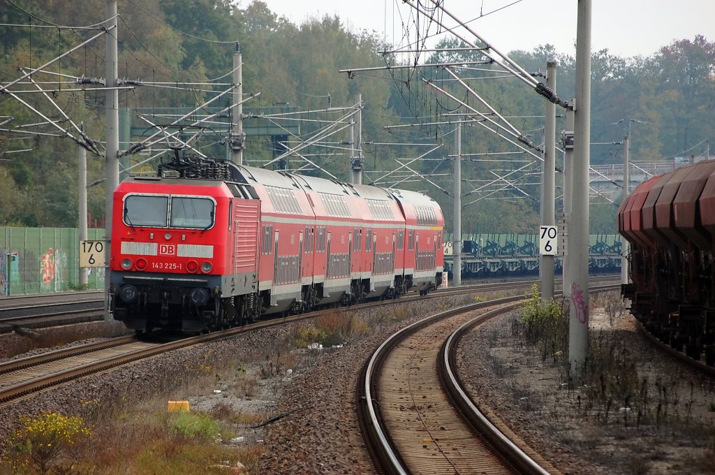 Hier die Ausfahrt des RE2 (Ersatzzug) nach Knigs Wusterhausen. 12.10.2010