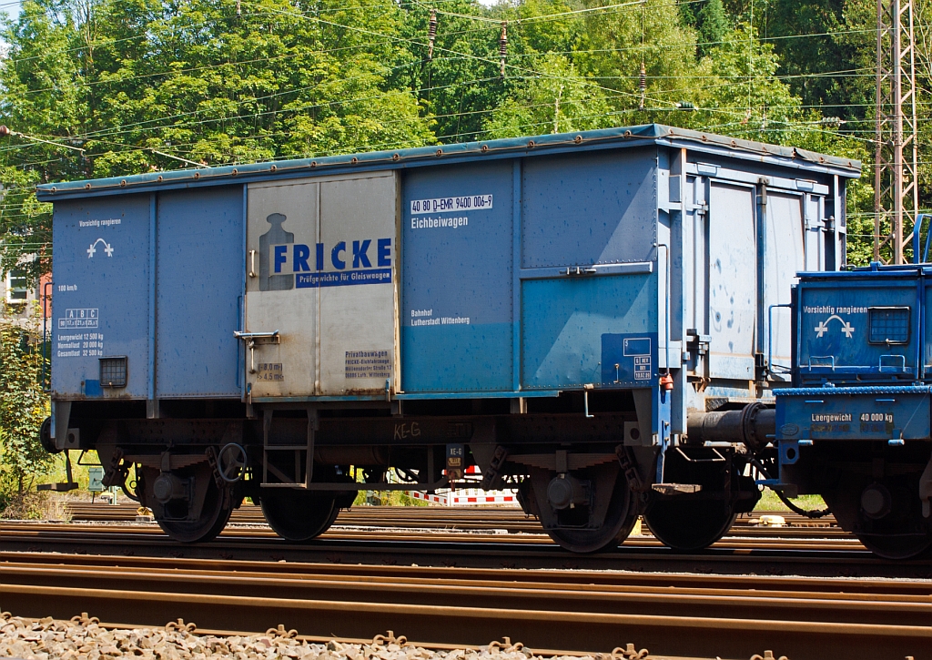 Hier im Detail einzeln -  Eichbeiwagen  der Fa. Fricke Eichfahrzeuge 40 80 D-EMR 9400 006-9 er hat ein Eigengewicht von 12,5 t plus max. 20 t Eichnormale. Nur fr Streckenlast C2 oder hher zugelassen. Die Wagon hat eine Lnge ber Puffer von 5,5 m und einen Achsabstand von 3 m. Aufgenommen am 11.08.2012 in Kreuztal.