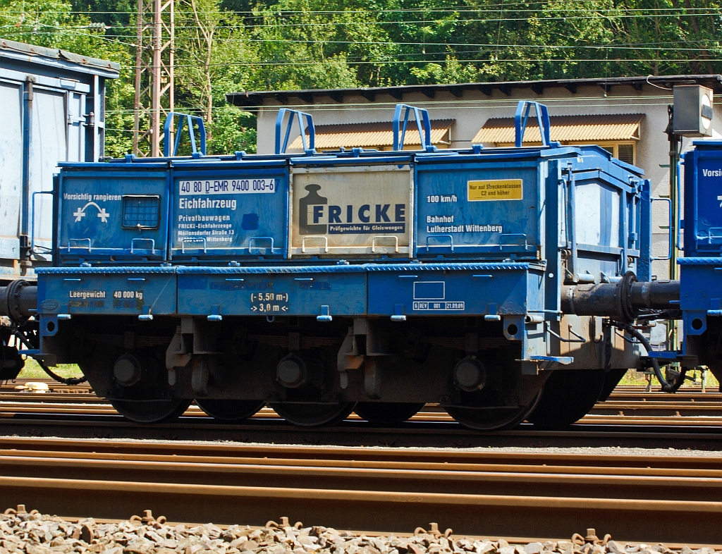 Hier im Detail einzeln -  Eichwagen  der Fa. Fricke Eichfahrzeuge 40 80 D-EMR 9400 003-6 er hat ein Eigengewicht von 40,0 t plus max. 20 t Eichnormale. Nur fr Streckenlast C2 oder hher zugelassen. Die Wagon hat eine Lnge ber Puffer von 5,5 m und einen Abstand der Endradstzen von 3 m. Aufgenommen am 11.08.2012 in Kreuztal.