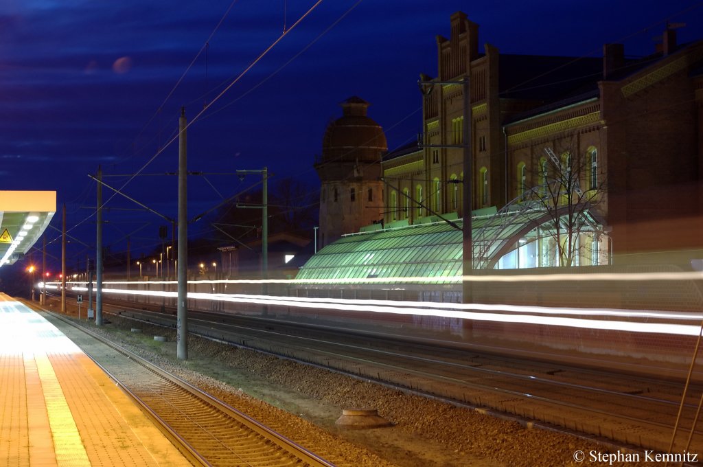 Hier durchfhrt der IC 1924 aus Frankfurt(Main)Hbf den Bahnhof Rathenow auf dem Weg nach Berlin Sdkreuz. Gezogen wurde er von einer 120er. 14.11.2010