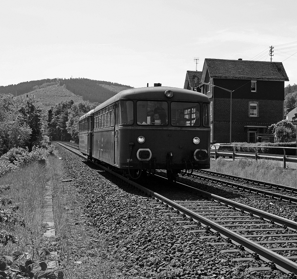 Hier die gewnschte S/W-Variante:
Schienenbus (VT 98) 798 818-1 (der Pfalzbahn) mit Beiwagen (VB98) 998 880-9 kommt am 08.05.2011 von Herdorf, hier kurz vorm Bahnhof Betzdorf/Sieg. Die Oberhessischen Eisenbahnfreunde fuhren Sonderverkehr fr die Hellertalbahn zwischen Herdorf und Betzdorf/Sieg. 

