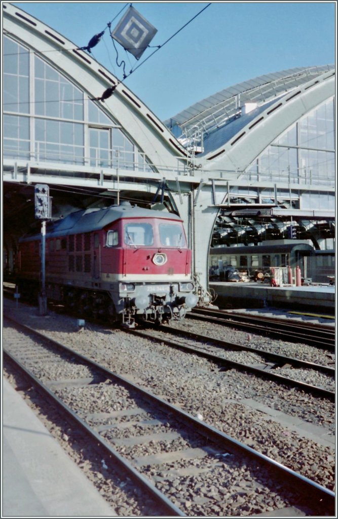 Hier hrt der Fahrdraht auf: gut zehn Meter stlich der Halle des Berliner Hauptbahnhofs (heute Berlin Ostbahnhof) endete 1994 der Fahrdraht. 
(Gescanntes Negativ)