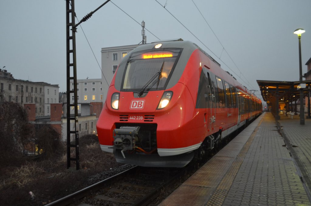 Hier mal ein Hamster 442 239 am HP Dresden-Plauen in Richtung Freiberg (Sachsen).
Aufgenommen am 23.01.2012

Dank an Stefan fr die INFO