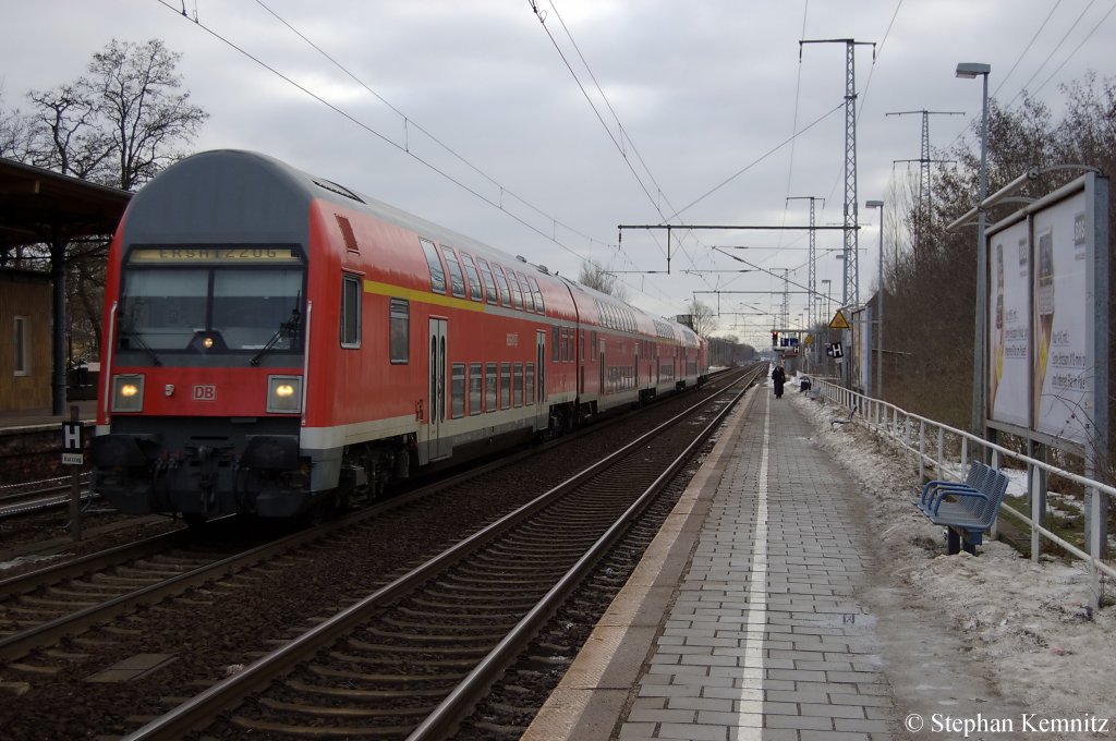 Hier der RE2 (RE 37408) nach Rathenow in Berlin-Karlshorst und wurde von der 112 189 geschoben. Dieser Umlauf wurde mit einem DABbuzfa 760 Steuerwagen gefahren. 12.01.2011