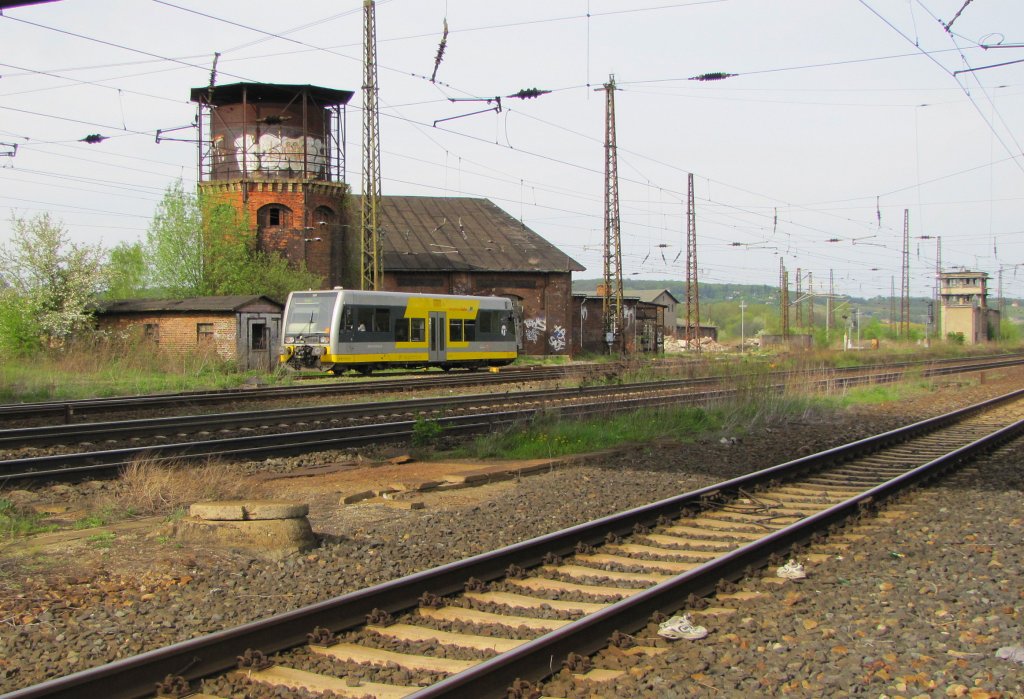 Hier sieht man zwei Motive, die es bald nicht mehr geben wird. Burgenlandbahn 672 918  Finnebahn  als RB 25883 von Nebra nach Zeitz, vor dem ehemaligen Bw Naumburg, dass zur Zeit leider abgerissen wird; 29.04.2010