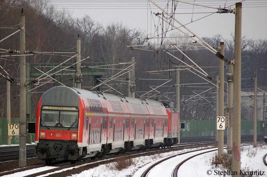 Hier verlsst 112 113-6 mit einer RE2  Ersatzgarnitur  den Bahnhof Rathenow und ist auf dem Weg nach Knigs Wusterhausen. 04.01.2011