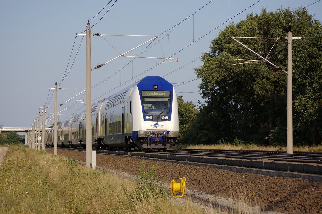 Hier der Zweite metronom Sonderzug nach Berlin 2010 zwischen Growudicke und Rathenow auf der Rckfahrt nach Bienenbttel. Bestehend aus 8 Waggons und der 146er  Rizzi-Lok  die den Sonderzug nach Hause schiebt. Netten Gru zurck an den metronom Lokfhrer. 21.08.2010