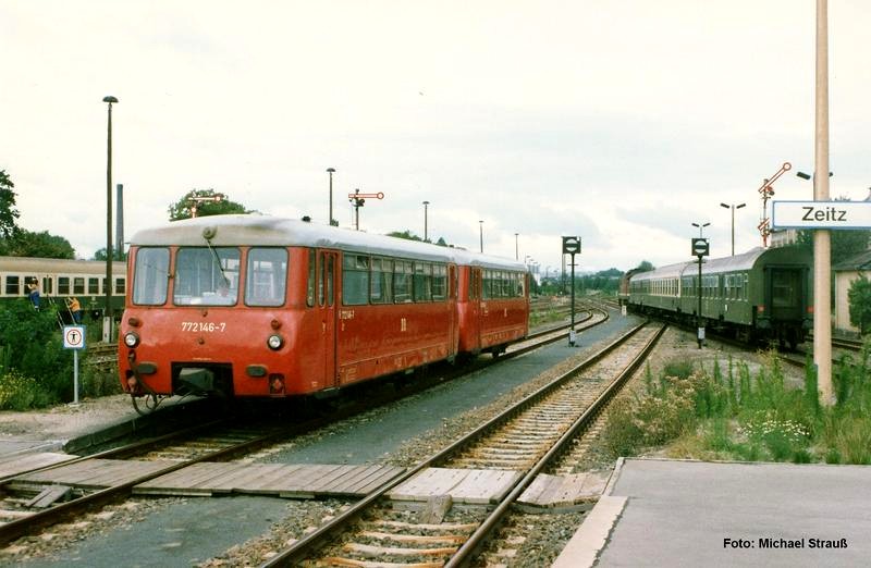 Historisches aus Zeitz. DR 772 146 und 972 746 vom Bw Leipzig S�d als Nt 7057 nach Altenburg, am 21.07.1993 im Bahnhof von Zeitz. (Foto: Michael Strau�)