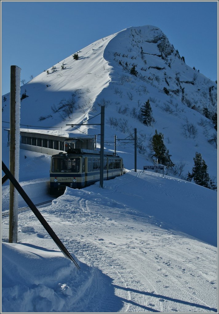 Hitzebedingt beschrnkten sich die wenigen Aktivitten heute auf das durchstbern  cooler  Bilder...
Ein Rochers de Naye Zug erreicht bestem Wetter in Krze den Halt Jaman.
12. Jan. 2012