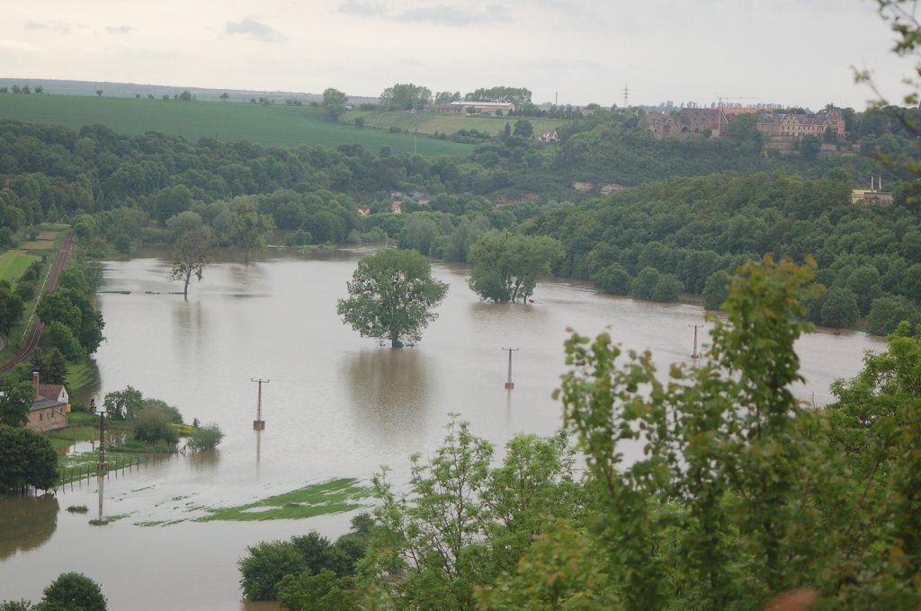 Hochwasser im Unstruttal. Blick von Nebra aus am 02.06.2013 zur Vitzenburg, links das Gleis der Unstrutbahn. (Foto: Dampflok015)