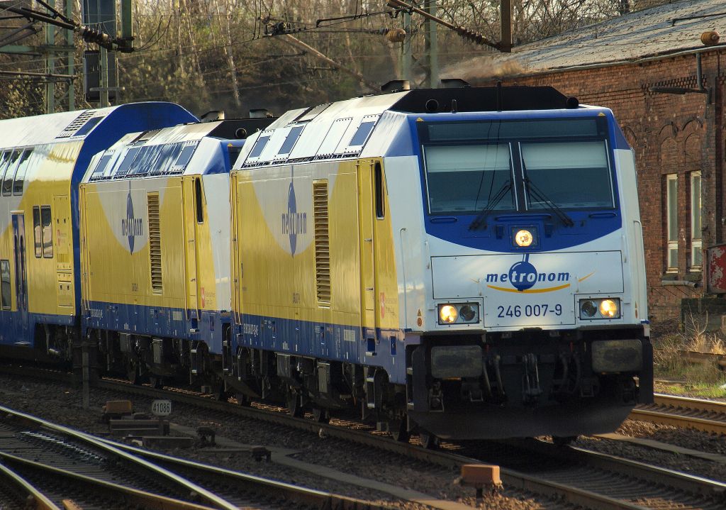 Huiii..... als Dienstzug donnerten 246 007 und eine weitere 246 durch den Harburger Bahnhof am 2.4.