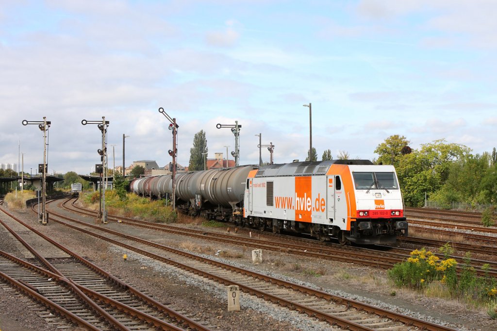 hvle 285 102-0 mit Kesselwagen Richtung Leipzig, bei der Ausfahrt in Zeitz; 10.09.2011 (Foto: Daniel Berg http://www.holzroller.de)