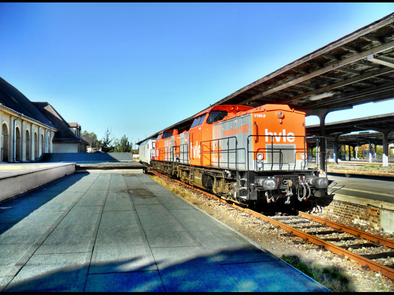 hvle V160.8 und V160.7 waren am 30.09.2012 wieder einmal abgestellt in Zeitz. Dahinter steht noch die 285 111-1 von ITL.